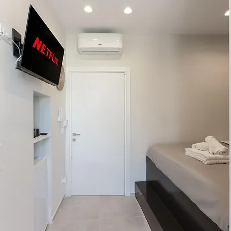 Alibi Museum: Gioiello Con Vista Sul Museo Archeologico Nazionale, Letto E Doccia Con Cromoterapia, Smart Tv, Wifi E A/c ゲストハウス