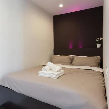 Alibi Museum: Gioiello Con Vista Sul Museo Archeologico Nazionale, Letto E Doccia Con Cromoterapia, Smart Tv, Wifi E A/c ゲストハウス