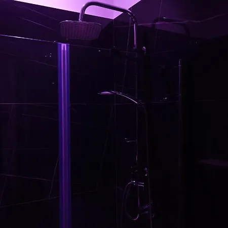 ゲストハウス Alibi Museum: Gioiello Con Vista Sul Museo Archeologico Nazionale, Letto E Doccia Con Cromoterapia, Smart Tv, Wifi E A/c