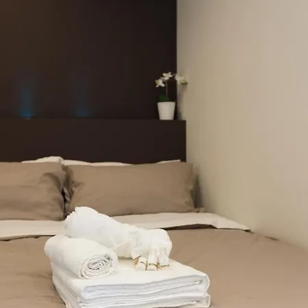 Alibi Museum: Gioiello Con Vista Sul Museo Archeologico Nazionale, Letto E Doccia Con Cromoterapia, Smart Tv, Wifi E A/c