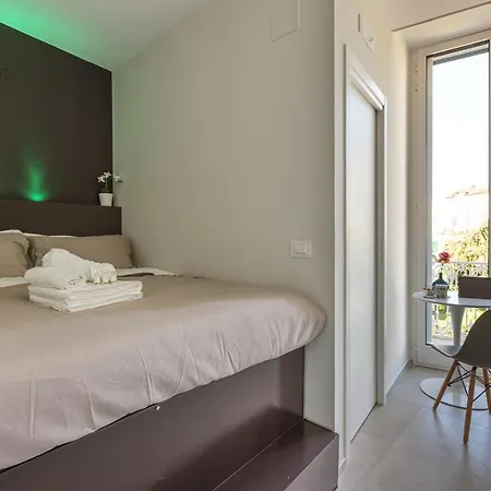 ゲストハウス Alibi Museum: Gioiello Con Vista Sul Museo Archeologico Nazionale, Letto E Doccia Con Cromoterapia, Smart Tv, Wifi E A/c