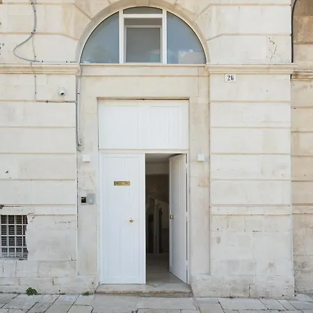Alibi Museum: Gioiello Con Vista Sul Museo Archeologico Nazionale, Letto E Doccia Con Cromoterapia, Smart Tv, Wifi E A/c Gæstehus Ruvo di Puglia