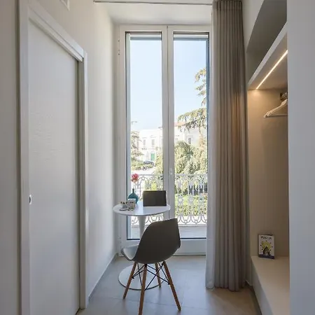 Alibi Museum: Gioiello Con Vista Sul Museo Archeologico Nazionale, Letto E Doccia Con Cromoterapia, Smart Tv, Wifi E A/c ルーヴォ・ディ・プーリア